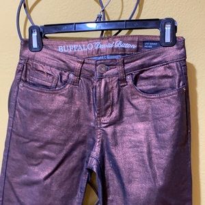 Mid rise jeans. Copper finish.